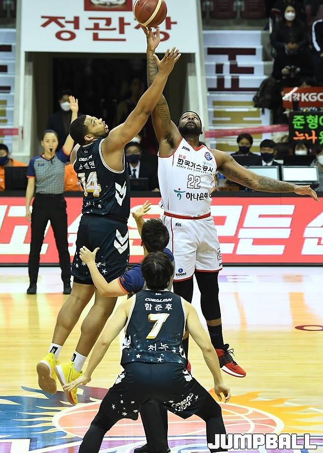 ▲ 21일 안양 실내체육관에서 열린 2021~2022 KGC인삼공사 정관장 프로농구 안양 KGC인삼공사와 대구 한국가스공사의 경기, KGC 스펠맨과 한국가스공사 알렉산더가 점프볼로 경기를 시작하고 있다. (사진=유용우 기자)