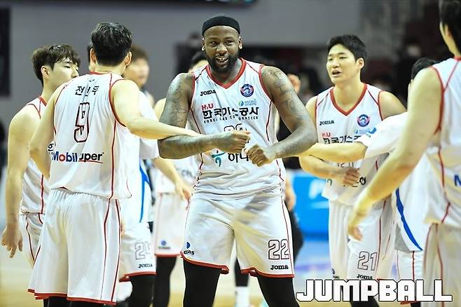 ▲ 역전 팁인으로 승리를 이끈 클리프 알렉산더가 동료들과 세레머니를 펼치고 있다.