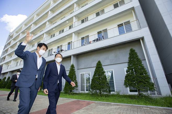 [서울=뉴시스] 홍효식 기자 = 3일 김우호 인사혁신처장(오른쪽)이 아프가니스탄 특별기여자들이 머무르고 있는 충북 진천군 국가공무원인재개발원을 찾아 최창원 국가인재원장의 설명을 들으며 숙소주변을 둘러보고 있다. (사진=인사혁신처 제공) 2021.09.03. photo@newsis.com *재판매 및 DB 금지