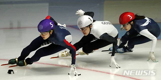 [서울=뉴시스]이영환 기자 = 9일 오후 서울 노원구 태릉실내빙상장에서 열린 KB금융그룹 제36회 전국남녀 종합 쇼트트랙스피드스케이팅 선수권대회 겸 2021/22시즌 쇼트트랙 국가대표 2차 선발대회 여자 1500M 슈퍼파이널 결승, 심석희(서울시청,보라색모자), 김아랑(고양시청,흰색모자),이유빈(연세대,빨간모자)이 역주하고 있다. 2021.05.09. 20hwan@newsis.com