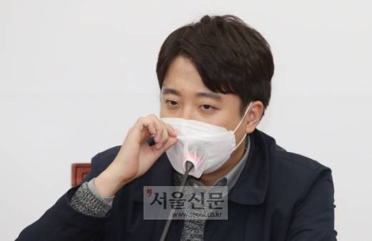 - 이준석 국민의힘 대표겸 상임선대위원장이 21일 오후 국회에서 상임선대위원장직 사퇴를 밝히고 있다. 이 대표는 “선대위에서 모든 직책을 내려 놓겠다. 미련없다”고 밝히며 상임선대위원장직을 사퇴했다. 2021. 12. 21 정연호 기자 tpgod@seoul.co.kr