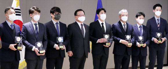 김부겸(왼쪽 네 번째) 국무총리가 21일 정부세종청사 국무조정실에서 열린 적극행정 경진대회 시상식에서 ‘적극행정 골든볼’을 받은 수상자들과 기념촬영하고 있다.세종 연합뉴스