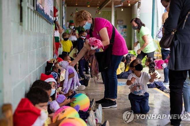 베네수엘라 '봉제인형 병원'에서 수선한 인형들을 자원봉사자들에게 아이들에게 나눠주고 있다.  [EPA 연합뉴스 자료사진. 재판매 및 DB 금지]