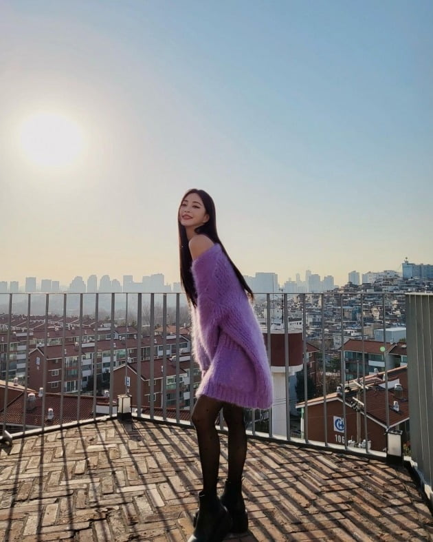 Actor Han Ye-seul showed off her elegant charmHan Ye-seul posted on his Instagram account on Tuesday: WHAT CAN SAY, I LOVE PURPLE #One Sunshine Day.In the photo, Han Ye-seul is on the roof of the building, wearing a purple overfit knit and revealing her shoulders: a lovely smile, chic and elegant vibes that attract attention.Han Ye-seul is in public with her lover, who is 10 years younger.