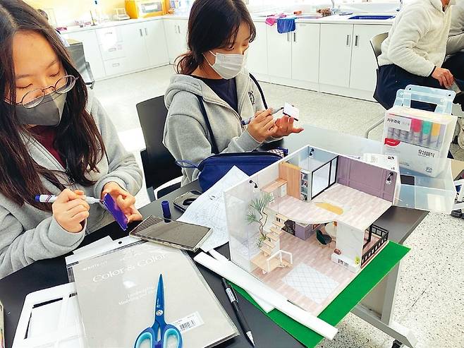 서울사대부고 학생들이 기후변화 프로젝트 시간에 자신이 설계한 제로에너지 건축물을 모형으로 만들고 있다.  한문정 제공