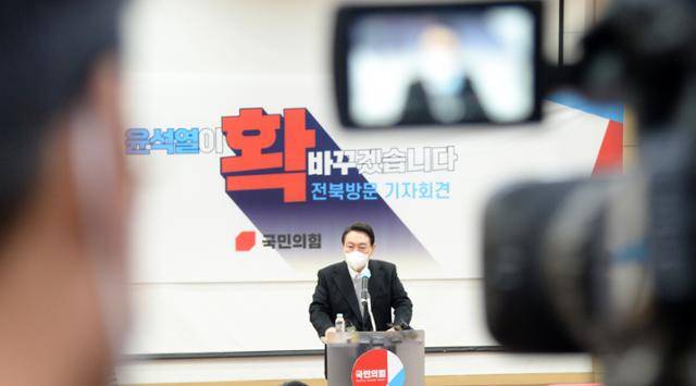 윤석열 국민의힘 대선 후보가 22일 전북 전주시 전북대를 방문해 '전북 방문 기자회견'을 열어 질의에 답변하고 있다. 전주=뉴시스
