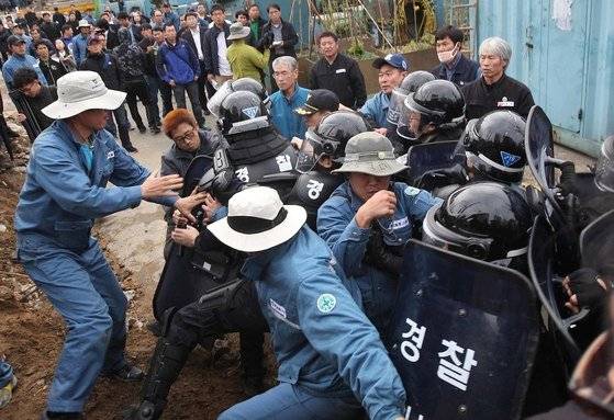 2011년 11월 9일 부산 한진중공업 영도조선소 85호 크레인 주변에서 경찰 공권력이 투입되자 해고 노동자와 조합원 등이 들어와 몸싸움을 벌이고 있다. 중앙포토