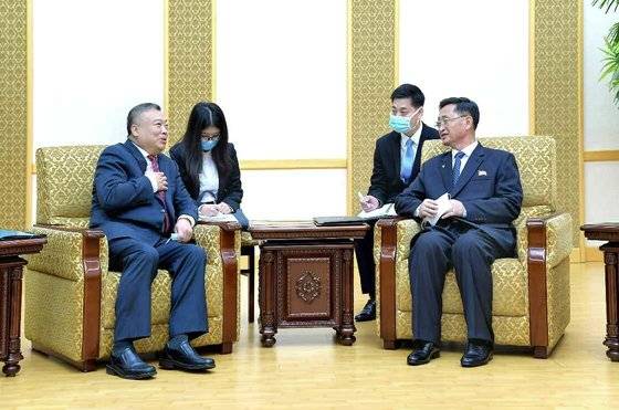 북한 김덕훈 내각총리가 22일 만수대의사당에서 '작별 방문하러 온' 리진군(리진쥔) 북한주재 중국 대사를 만나 담화를 했다고 노동당 기관지 노동신문이 23일 보도했다. [뉴스 1]