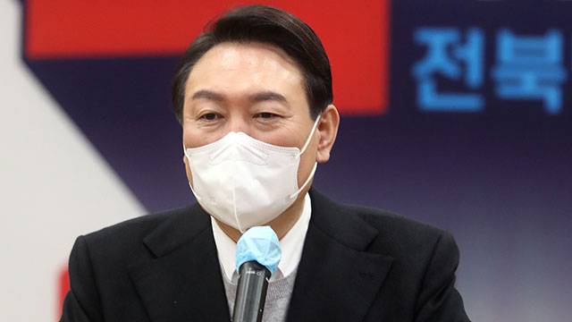 국민의힘 윤석열 대선 후보는 22일 전북대 학생들 앞에서  “극빈의 생활을 하고 배운 게 없는 사람은 자유가 뭔지도 모를 뿐 아니라 자유가 왜 개인에게 필요한지 필요성 자체를 느끼지 못한다”고 말해 논란이 됐다.