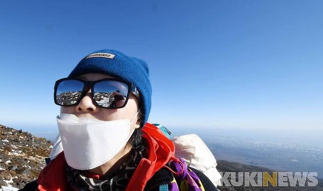 한 등산객의 고글에 담긴 한라산 정상 인근 전경