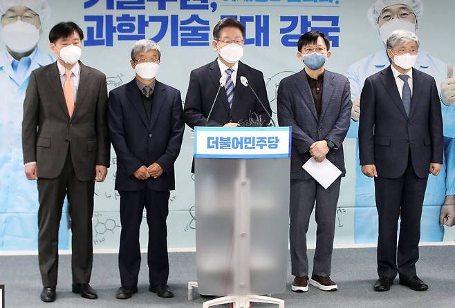 과학기술 강국' 선언한 이재명, 함께 선 과학자들 면면보니..Ai·뇌·그래핀 전문가들