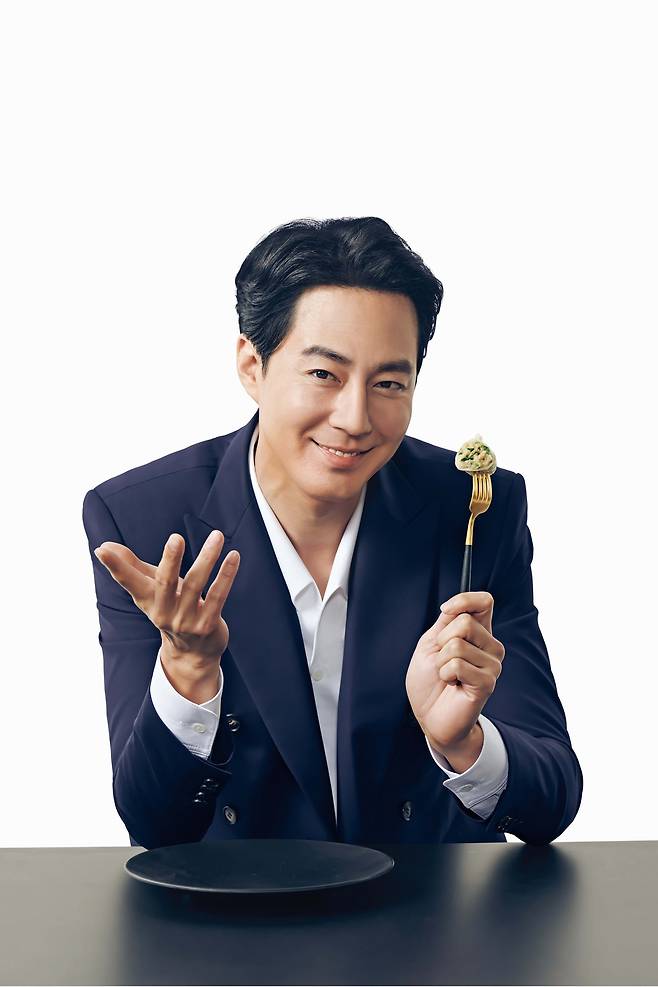 오뚜기가 'X.O. 만두'의 광고 모델로 배우 조인성을 기용하고 신규 TV 광고를 공개했다./사진제공=오뚜기