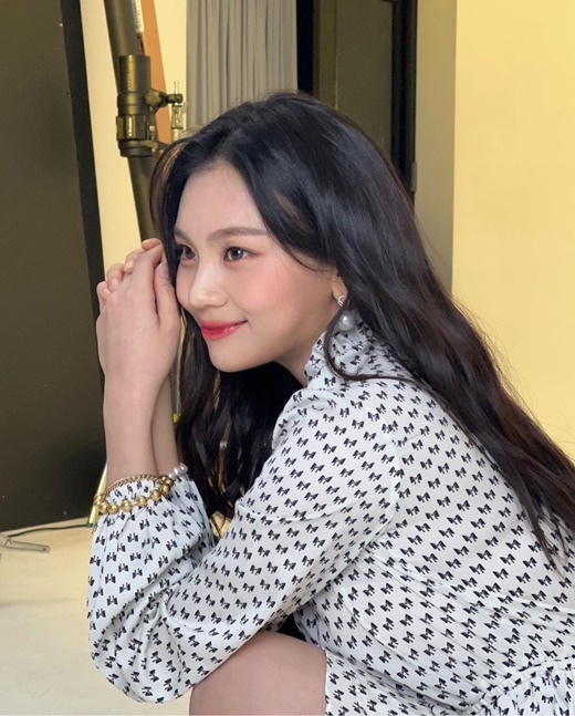 Girl group ViviZ member Umji (real name Kim Ye-won and 23) boasted well-known photos.Umji said on his 23rd day, Today is still, and posted an article entitled Staffs older brothers are life shots. Thank you. In the photo, Umji took a picture in an elegant pattern dress, and the visuals, such as shiny eyes and small faces, caught his eye.Umji, who boasts a lovely idol beauty. The netizen who saw it is a response such as Oh my God is so beautiful and It is a real life shot.Umji has signed an exclusive contract with new entertainment company Big PlanetMade with members Eunha and SinB recently after the group GFriend disbanded in May.It is currently set to make a redebut with ViviZ.