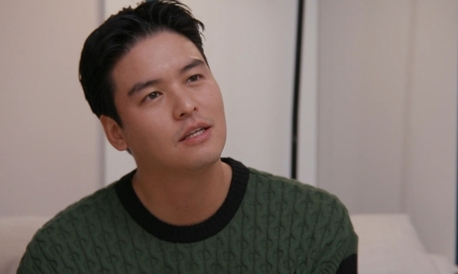 Actor Lee Jang-woo challenges Kim Jang-ji for the best friend of the band.MBCs I Live Alone (director Huh Hang Kim Ji-woo), which will be broadcast on December 24, will reveal Lee Jang-woo, who transformed into Kim Jang Santa.Lee Jang-woo goes to the traditional market and buys kimchi ingredients.Lee Jang-woo, like the Prince of Weekend Drama, boasted of the enthusiasm that reminded him of fan meetings by sweeping traditional markets.Then, each of them is carefully examined and the materials purchased are revealed to reveal the aspiration of I will soak the mixed paper.Lee Jang-woo steals his gaze because he is flexing in the wrong place where he does not wash his eyes and search for kimchi ingredients.The place that opened Lee Jang-woos wallet to the full is nothing but powder.Lee Jang-woo puts down the face of Prince of the Flour on the new world of the powder unfolded in front of him and goes on storm shopping and laughs.Lee Jang-woo arrives in the unidentified The Trace room with a beautiful kimchi material and raises curiosity.Lee Jang-woo, who has been working with the drama and has become a close friend of the age difference, said, I wanted to give Kim Jang to my friend.The age difference between Lee Jang-woo and the hard one is as much as 12 years old, and the tiger belt is the same as the same.Two people who are full of people choose Kim Jang as a solo Christmas breakthrough, and expect a day when laughter does not stop.However, the difficult place of The Trace room is not enough to make kimchi, and it is expected to be difficult from the beginning.Lee Jang-woo is confident that he has prepared a narrow The Trace room customized kimchi, but it is a one thing to send doubtful eyes.