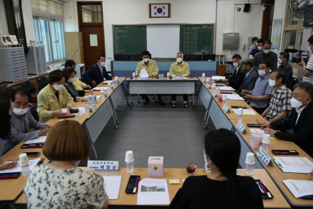 ▲교육위원회 위원들이 전북학생수련원에서 관계자들로부터 프로그램에 대해 설명을 듣고 있다.ⓒ전북도의회