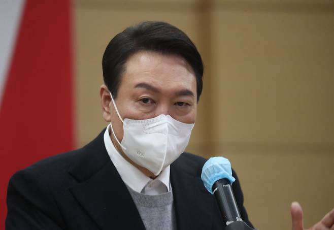 윤석열 국민의힘 대선 후보가 지난 22일 전북 전주시 덕진구 전북대학교에서 지역 기자들과 간담회를 갖고 있다. ⓒ연합뉴스