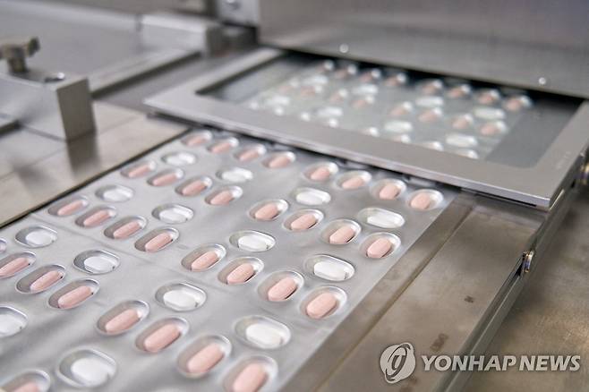 미 FDA 승인받은 화이자 코로나 치료 알약 '팍스로비드' (아스콜리 로이터=연합뉴스) 미국 식품의약국(FDA)은 22일(현지시간) 자국 제약사 화이자가 개발한 신종 코로나바이러스 감염증(코로나19) 경구용 치료 알약 '팍스로비드'의 긴급 사용을 승인했다고 로이터통신 등이 보도했다. 이 약은 FDA의 사용 승인을 받은 첫 가정용 코로나19 치료제다. 사진은 이탈리아 아스콜리에서 생산되는 팍스로비드의 모습. [화이자 제공. 재판매·DB 금지] 2021.12.23. [연합뉴스 자료사진] sungok@yna.co.kr