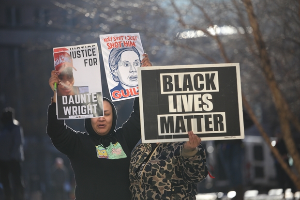 법정 밖에서 ‘흑인 목숨도 소중하다’(Black Lives Matter) 구호가 적힌 팻말과 피해자 초상화를 들고 평결을 기다리던 시위대도 박수와 환호를 보내며 기뻐했다./EPA연합뉴스