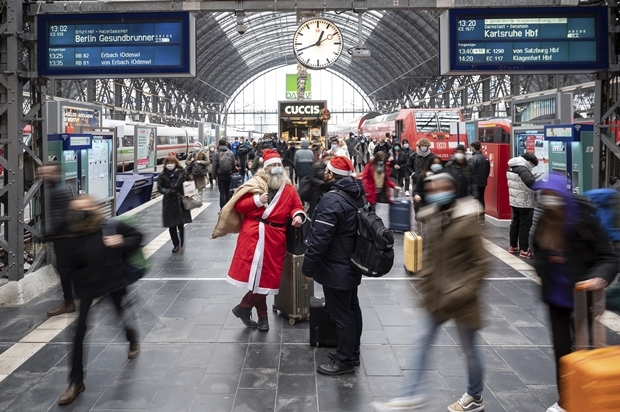 23일(현지시간) 독일 프랑크푸르트중앙역에서 산타 분장을 한 남성이 철도 관계자와 얘기를 나누고 있다./AP연합뉴스