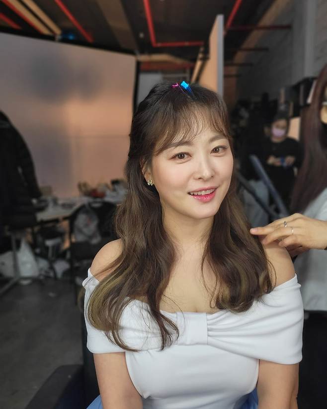 Sim Jin-hwa posted a picture on his 24th day with his article I love and thank our staff who took a lot of pictures today to cover their forearms.In the open photo, Sim Jin-hwa is staring at the camera in an off-shoulder style dress.Sim Jin-hwas lovely visuals, which recently reported that he lost 7kg, attracted the attention of viewers.Meanwhile, Sim Jin-hwa marriages comedian Wonhyo Kim.Photo: Sim Jin-hwa Instagram