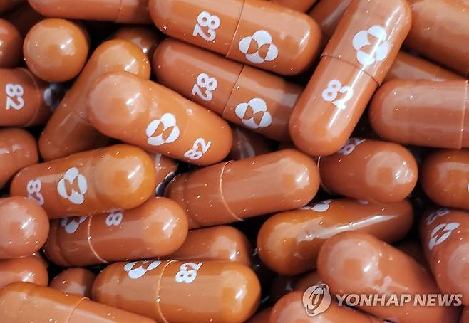 미 FDA 승인받은 머크 코로나 알약 치료제 '몰누피라비르' (미국 로이터=연합뉴스) 미국 식품의약국(FDA)이 23일(현지시간) 제약사 머크앤드컴퍼니(MSD)가 개발한 신종 코로나바이러스 감염증(코로나19) 알약 치료제 '몰누피라비르' 사용을 승인했다. FDA는 전날 화이자의 코로나19 알약 치료제 '팍스로비드' 사용을 승인한 바 있다. 사진은 MSD가 개발한 실험용 알약 '몰누피라비르' [MSD 제공] 2021.12.24 sungok@yna.co.kr