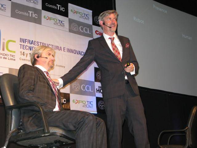 덴마크 올보르 대학교(Aalborg University) 커뮤니케이션·심리학과 교수 헨릭 샤르페(Henrik Schärfe) 역시 자신과 쌍둥이처럼 닮은 '제미노이드 DK' 로봇을 만들었다. 위키피디아 캡처