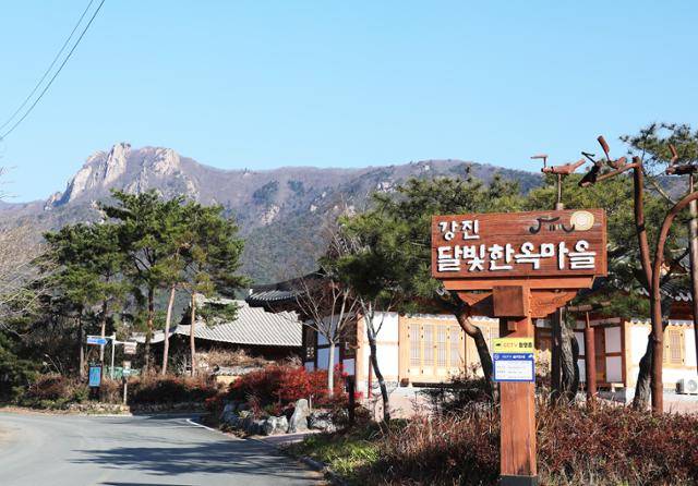 달빛한옥마을은 전원주택단지로 대부분 집들이 넓은 마당과 정원을 갖추고 있다. ⓒ박준규