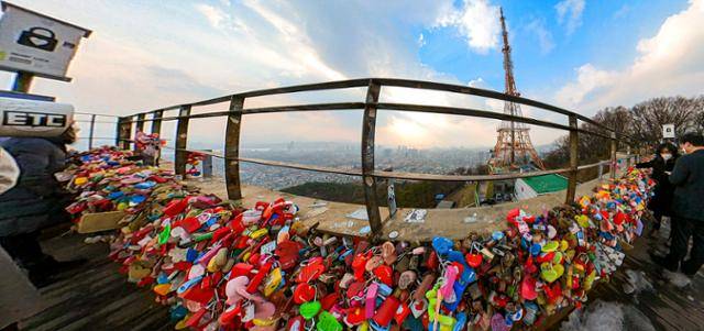21일 서울 중구 남산공원 N서울타워 루프테라스에 자물쇠가 무수히 매달려 있다. 서재훈 기자