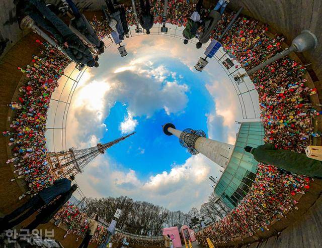 21일 서울 중구 남산공원 N서울타워 루프테라스 난간이 알록달록한 색상의 자물쇠들로 가득 차 있다. 서재훈 기자