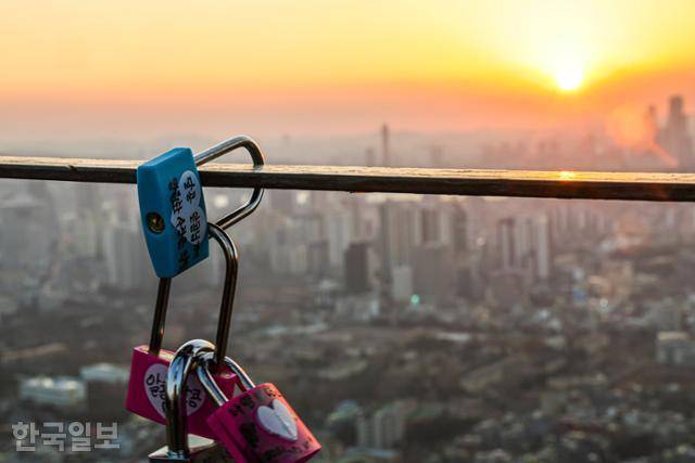 21일 서울 중구 남산공원 N서울타워 루프테라스 난간에 걸린 자물쇠 표면에 연인들의 것으로 보이는 '사랑의 메시지'가 남겨져 있다. 서재훈 기자