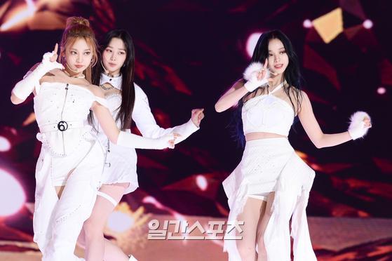 Group Aespa is performing a wonderful stage at 2021 SBS KPop year-end festival held at Incheon Namdong Gymnasium on the afternoon of the 25th.The 2021 SBS KPop year-end festival, which is a total of K-POP stars who have shined this year, will be broadcast live on SBS on the 25th.Photo: SBS Provision 2021.12.25