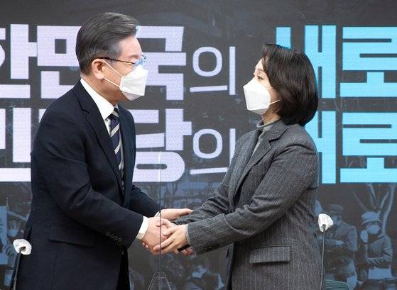 지난달 30일 민주당사에서 열린 이재명 캠프 공동상임선대위원장 인선 발표에서 조동연 전 공동상임선대위원장이 이재명 대통령후보와 인사하고 있다. 임현동 기자