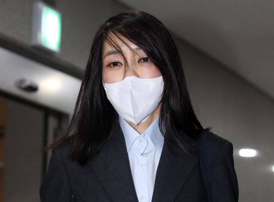 윤석열 국민의힘 대선후보의 배우자 김건희씨가 지난 15일 서울 서초구 자택에서 나와 자신의 사무실로 향하고 있다. 연합뉴스