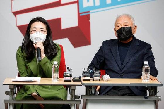 신지예 신임 국민의힘 새시대준비위원회 수석부위원장이 지난 20일 오후 서울 여의도 국민의힘 당사에서 기자간담회를 갖고 있다. 오른쪽은 김한길 위원장. 뉴스1