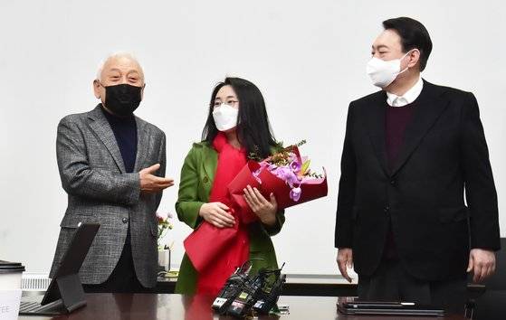 윤석열 국민의힘 대선 후보(오른쪽)와 김한길 새시대준비위원회 위원장(왼쪽)이 지난 20일 서울 여의도 새시대준비위원회 사무실에서 열린 영입인사 환영식에서 신지예 신임 새시대준비위 수석부위원장을 소개하고 있다. 뉴스1