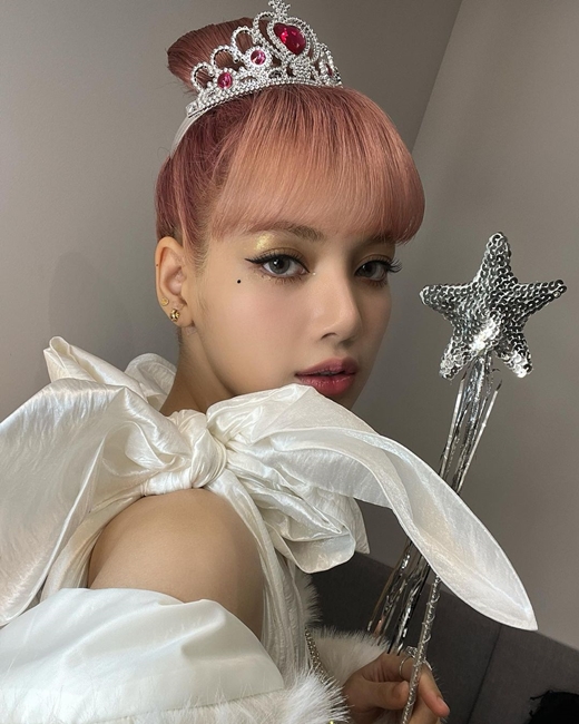 Girl group BLACKPINK Lisa reported on the latest.Lisa posted a picture on her instagram on the 25th with a short greeting MERRY CHRISTMAS.In the public photos, there is a picture of Lisa wearing elegant clothes reminiscent of the queen.Lisa, who debuted to BLACKPINK in 2016, released her first solo album LALISA in October and performed solo activities.
