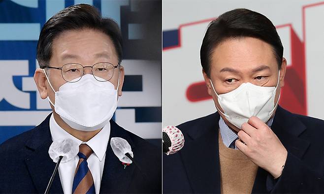 더불어민주당 이재명 대선 후보가 24일 서울 여의도 당사에서 ‘스마트강군, 선택적 모병제’ 공약을 발표하고 있다.(왼쪽) 국민의힘 윤석열 대선 후보가 24일 서울 여의도 당사에서 박근혜 전 대통령 특별사면에 대한 입장을 발표하고 있다. 서상배 선임기자