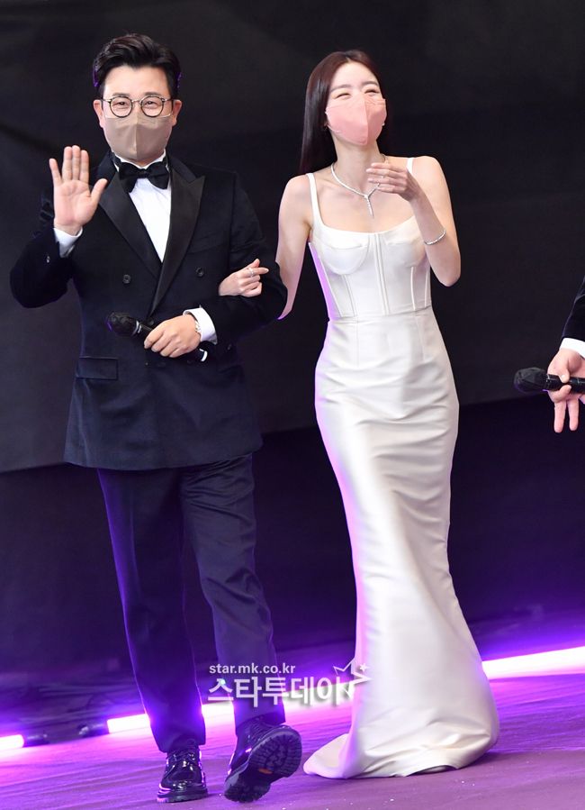 Kim Seong-joo and Han Sun-hwa are attending the ceremony.The 2021 KBS Entertainment Grand Prize was conducted by Kim Seong-joo, Moon Se-yoon and Han Sun-hwa.The Event was held online under the influence of Corona 19.