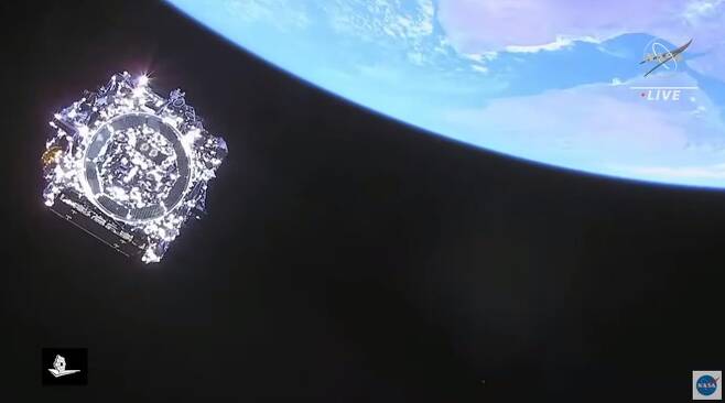 상단 로켓에서 분리된 뒤 목표 탄도에 오른 웹 망원경 [NASA TV 캡처]