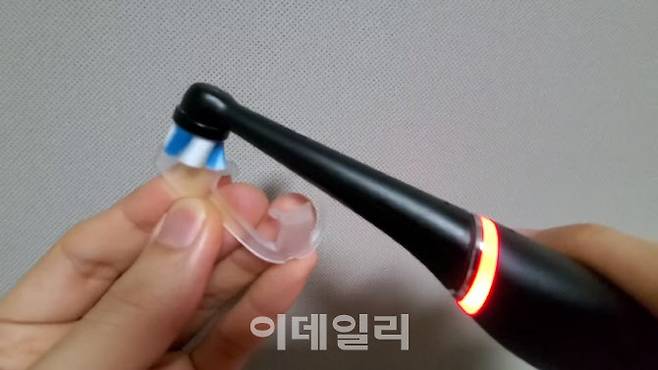 오랄비의 프리미엄 전동 칫솔 ‘iO9’. 칫솔질 중 기기가 약한 압력과 과도한 압력, 적절한 압력을 파란색과 빨간색, 초록색으로 알려줘 치아와 잇몸에 부담이 가지 않게 돕는다.