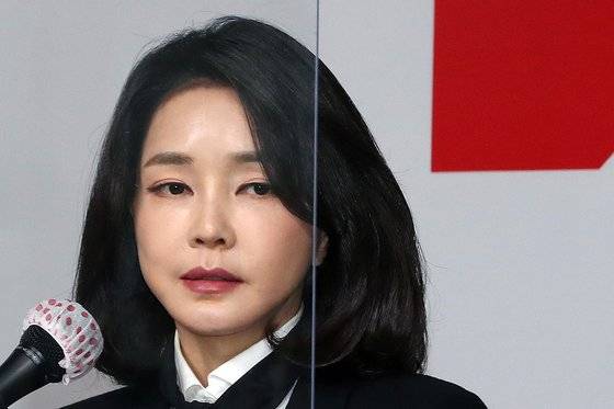 윤석열 국민의힘 대선 후보의 배우자 김건희씨가 26일 오후 서울 여의도 국민의힘 당사에서 허위경력 의혹 등에 대한 입장문 발표를 하고 있다. 2021.12.26/뉴스1
