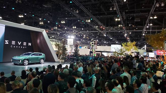 지난달 미국 로스앤젤레스에서 열린 ‘2021 LA 오토쇼’를 찾은 관람객들이 현대차의 대형 전기 SUV 콘셉트카 ‘세븐’을 살펴보고 있다.   현대차 제공