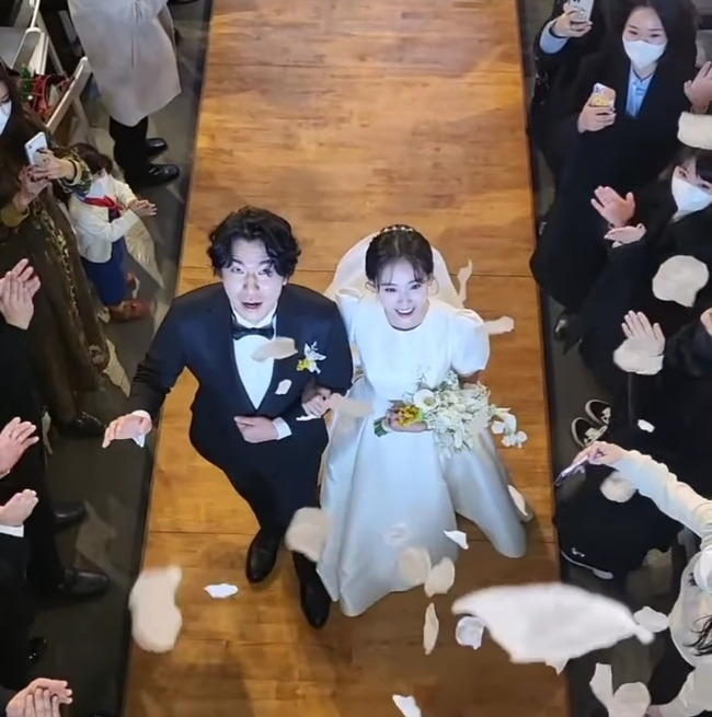 Lee Si-eon, Surprise Wedding ceremony Some netizens who watched the video sent a Night of Concern, pointing out the issue of wearing Mask.Park Na-rae wrote on his instagram on December 25, My first bouquet in my life. If I can not go in six months...Do you originally get a bouquet?I am really heady after receiving a bouquet. In the public footage, Park Na-rae, who receives a bouquet among guests, was featured.In the cheers of the guests, Park Na-rae received a bouquet, but the bouquet fell over his head and a shout broke out among the guests.Han Hye-jin quickly displayed a hat-covering sense for Park Na-rae, who responded with delight by mimicking a turbulent pose.The netizens who watched the post responded to the news of Park Na-rae marriage by responding such as I can hear marriage news because you are hit by the orthodox, Look well in the nearest place, Natural gag woman, Is it coming your sisters turn and Is it so funny to get a bouquet?On the other hand, some netizens pointed out that most of the guests did not wear Mask in the process of receiving the bouquet at this time when the anti-virus rules were strengthened.As if conscious of criticism, Park Na-rae later explained, I took off Mask only when I took a picture.Guests are also writing Mask on the other Wedding ceremony scene scenes, which Park Na-rae and Han Hye-jin have released via Instagram.However, the netizens said, When I took a picture of Wedding ceremony, I did not take Mask off.I said I should not take off,  I like Narae so much, but there are too many people who did not write Mask,  Wedding ceremony is not supposed to take off Mask except for the bride and groom s wedding,  Is not Mask a violation of the anti -