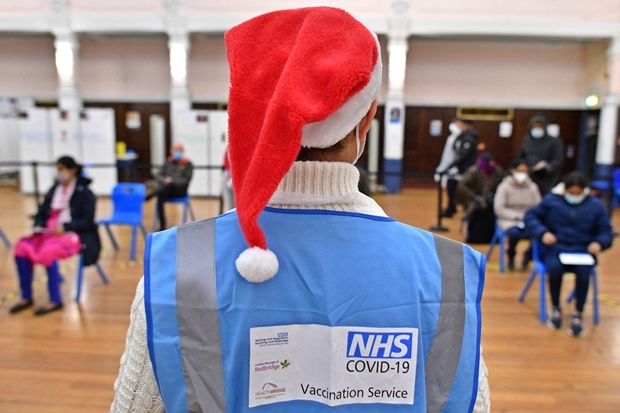 25일(현지시간) 영국 국민보건서비스(NHS)가 런던 동부 레드브리지에 마련한 임시 접종소에서 시민들이 코로나19 백신 접종을 기다리고 있다./AFP연합뉴스
