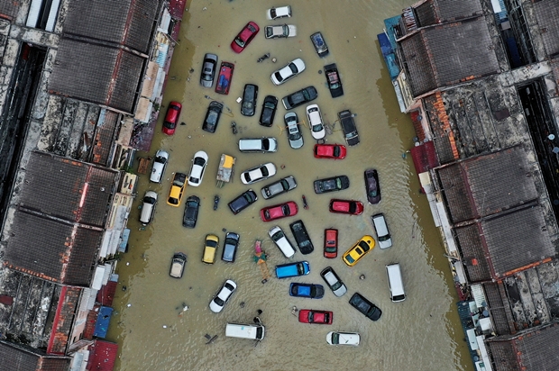 21일(현지시간) 말레이시아 쿠알라룸푸르 외곽 샤알람 마을 건물과 차량이 물에 잠겨 있다. 사진은 하늘에서 드론으로 촬영한 마을의 모습./로이터 연합뉴스