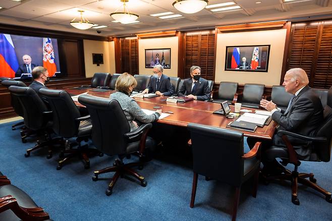 조 바이든(오른쪽) 미국 대통령이 2021년 12월 7일 백악관 상황실에서 화상을 통해 블라디미르 푸틴 러시아 대통령과 정상회담을 하고 있다. 오른쪽에서 두 번째는 토니 블링컨 국무장관, 왼쪽 끝은 제이크 설리번 백악관 국가안보보좌관. /백악관
