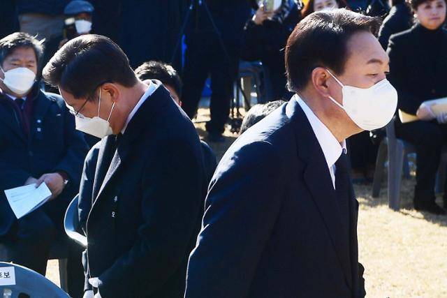 19일 서울 용산구 효창공원에서 엄수된 매헌 윤봉길 의사 순국 89주기 추모식에서 이재명 더불어민주당 대선후보가 헌화를 마치고 자리로 향하는 동안 윤석열 국민의힘 대선후보가 묘소로 향하고 있다. 뉴스1