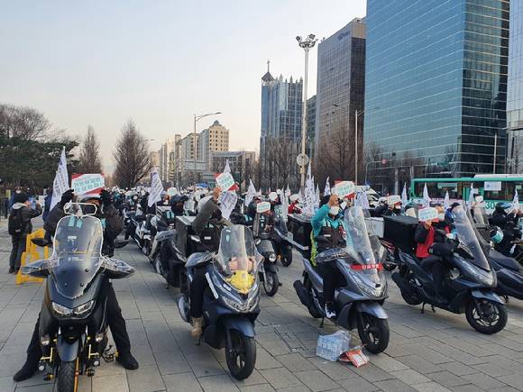 민주노총 서비스일반노동조합 배달플랫폼지부가 23일 송파구 배달의민족 본사 앞에서 기본 배달료 인상 관련 집회를 열었다. 사진은 집회 관련 이미지.  [사진=윤선훈 기자]