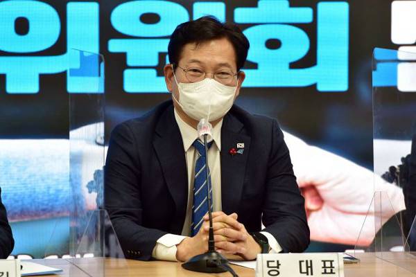 송영길 더불어민주당 대표가 지난 24일 서울 여의도 당사에서 열린 유능한 자치분권 혁신위원회 발대식 및 토론회에서 인사말을 하고 있다. 국회사진기자단