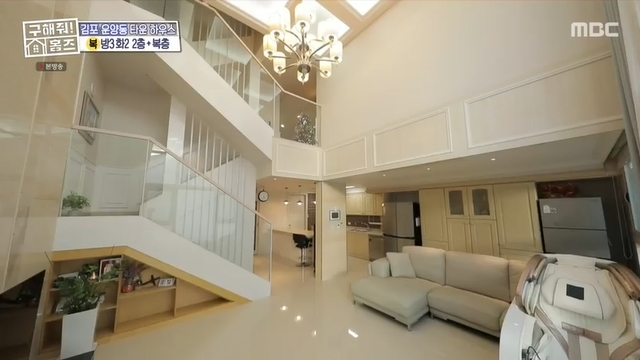 The 75,000-dollar Gimpo Townhouse was chosen by The Client.MBC entertainment Where is My Home (hereinafter referred to as Homes), which was broadcast on December 26, featured The Client, who wants to move to Gimpo, where her husbands company is, to increase her time with Family.The Client wanted three rooms with elementary and junior high schools and walkways nearby, and two or more toilets, and the budget was up to 700 million won.The team introduced the townhouse complex in Unyang-dong, Gimpo-si, where the park is located at 10 minutes walk and 15 minutes walk.From the exterior, the luxurious house had a palace-like living room with a huge grass-toe and chandelier lights in the interior; the house was named Gimpoever Unyang Castle.Ive seen this house too, Duck team leader Kim Sook confessed to Cody, who said, This house basically uses three floors.The upper part is to use up to 3, 4, and 5 floors, and the lower part is to use the underground, the first and second floors. The actual house had a grand, luxurious staircase indoors that could be reached on three floors, as Kim Sook explained.Cody commented that wedding halls are home, I think Ive come to the palace, and I feel like every day I live in such a house.The kitchen was wide enough to hold a home party, and when I went upstairs, another living room came out, and on the second floor there were three rooms with system air conditioners in the city view.On the third floor, Jang Young-nam was applauded, and the double floor and open veranda of the high white-wood ceiling were opened.Jang Dong-min praised the house as Private because it is blocked by a wall on the side; the mountain shows the four seasons clearly in front of it. The price of the house was 750 million won for the Client limited lease.Kim Sook, who had been looking at the house himself, strongly recommended that Bok Tim put the house on the shortlist: I went to see that house exactly last year.It was the house that went up to the end. At that time, there were not a few properties.However, the team has nominated a large part of the dining space, not the house.